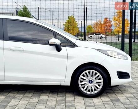 Білий Форд Фієста, об'ємом двигуна 1 л та пробігом 60 тис. км за 9900 $, фото 23 на Automoto.ua