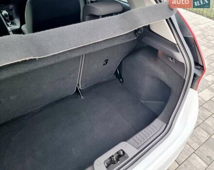 Білий Форд Фієста, об'ємом двигуна 1 л та пробігом 60 тис. км за 9900 $, фото 36 на Automoto.ua