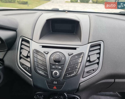 Білий Форд Фієста, об'ємом двигуна 1 л та пробігом 60 тис. км за 9900 $, фото 93 на Automoto.ua