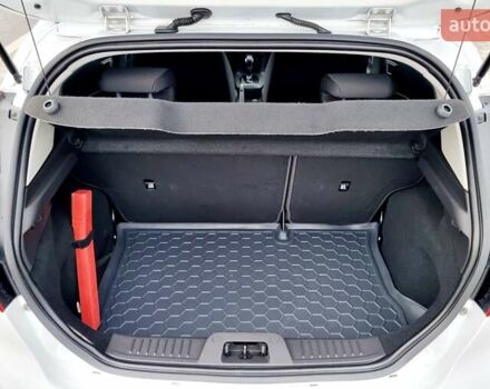 Білий Форд Фієста, об'ємом двигуна 1 л та пробігом 60 тис. км за 9900 $, фото 38 на Automoto.ua