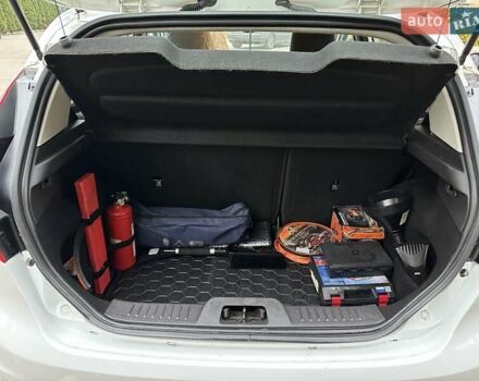 Форд Фієста 2015 у Софіївська Борщагівка на Automoto.ua Білий Форд Фієста, об'ємом двигуна 1.5 л та пробігом 185 тис. км за 7000 $, фото 5 на Automoto.ua