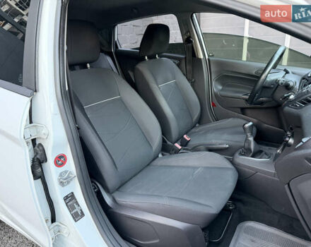 Белый Форд Фиеста, объемом двигателя 1 л и пробегом 134 тыс. км за 5300 $, фото 9 на Automoto.ua