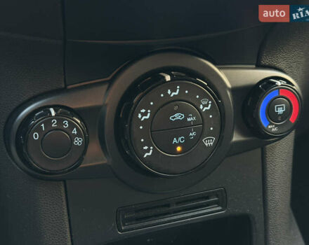 Белый Форд Фиеста, объемом двигателя 1 л и пробегом 134 тыс. км за 5300 $, фото 16 на Automoto.ua