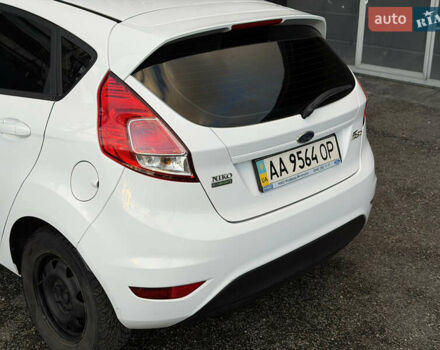 Белый Форд Фиеста, объемом двигателя 1 л и пробегом 134 тыс. км за 5300 $, фото 6 на Automoto.ua
