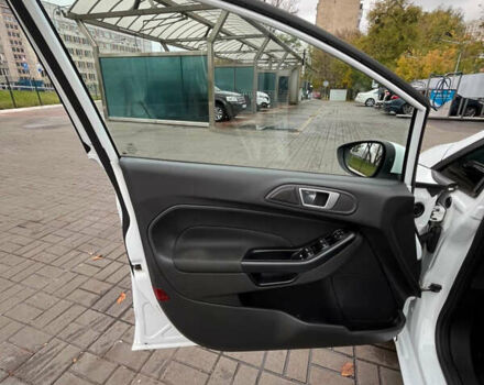 Белый Форд Фиеста, объемом двигателя 1.24 л и пробегом 80 тыс. км за 10000 $, фото 12 на Automoto.ua