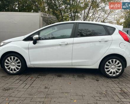 Белый Форд Фиеста, объемом двигателя 1.24 л и пробегом 80 тыс. км за 10000 $, фото 1 на Automoto.ua
