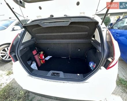 Білий Форд Фієста, об'ємом двигуна 1 л та пробігом 147 тис. км за 6000 $, фото 28 на Automoto.ua