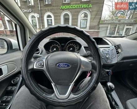 Форд Фиеста 2016 в Днепре (Днепропетровске) на Automoto.ua Белый Форд Фиеста, объемом двигателя 1.24 л и пробегом 160 тыс. км за 6199 $, фото 3 на Automoto.ua