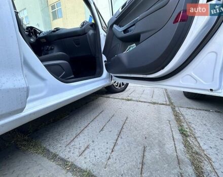 Білий Форд Фієста, об'ємом двигуна 1 л та пробігом 147 тис. км за 6000 $, фото 27 на Automoto.ua