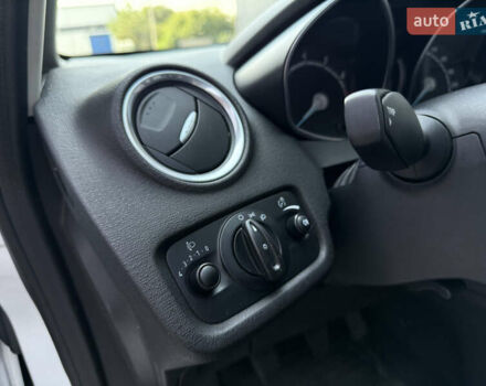 Форд Фиеста 2016 в Львове на Automoto.ua Белый Форд Фиеста, объемом двигателя 1.24 л и пробегом 317 тыс. км за 5700 $, фото 24 на Automoto.ua