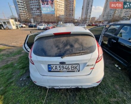 Білий Форд Фієста, об'ємом двигуна 1 л та пробігом 130 тис. км за 1950 $, фото 1 на Automoto.ua