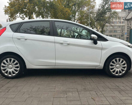 Белый Форд Фиеста, объемом двигателя 1.24 л и пробегом 80 тыс. км за 10000 $, фото 2 на Automoto.ua