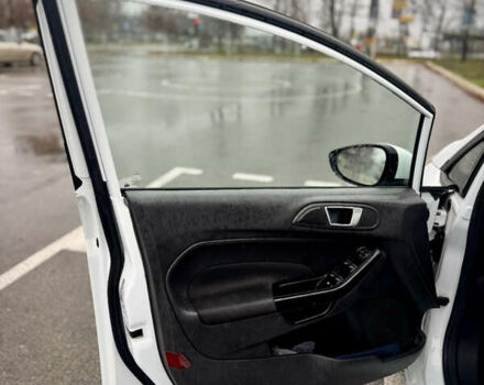 Белый Форд Фиеста, объемом двигателя 1 л и пробегом 132 тыс. км за 7500 $, фото 16 на Automoto.ua