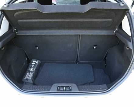 Белый Форд Фиеста, объемом двигателя 1.5 л и пробегом 115 тыс. км за 8500 $, фото 21 на Automoto.ua