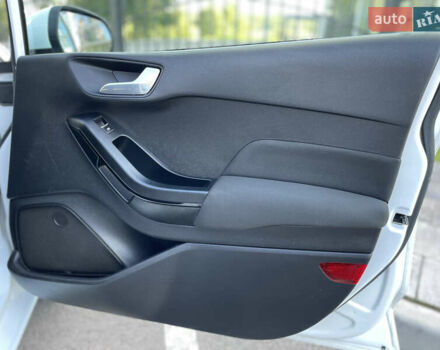 Білий Форд Фієста, об'ємом двигуна 1.08 л та пробігом 134 тис. км за 9999 $, фото 17 на Automoto.ua