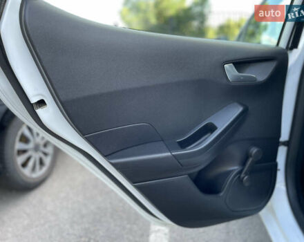 Білий Форд Фієста, об'ємом двигуна 1.08 л та пробігом 134 тис. км за 9999 $, фото 15 на Automoto.ua