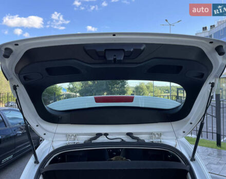 Білий Форд Фієста, об'ємом двигуна 1.08 л та пробігом 134 тис. км за 9999 $, фото 26 на Automoto.ua