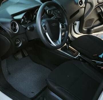 Белый Форд Фиеста, объемом двигателя 1.6 л и пробегом 66 тыс. км за 9000 $, фото 5 на Automoto.ua