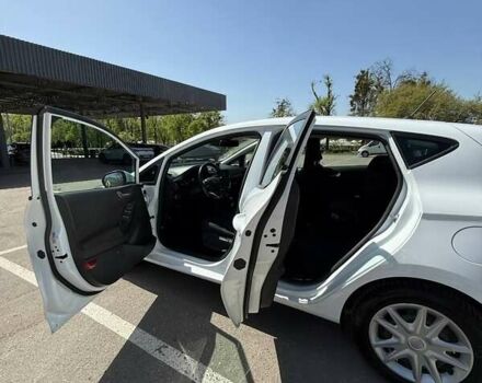 Белый Форд Фиеста, объемом двигателя 1 л и пробегом 93 тыс. км за 9800 $, фото 3 на Automoto.ua