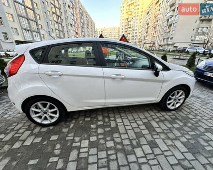 Білий Форд Фієста, об'ємом двигуна 1.6 л та пробігом 66 тис. км за 9800 $, фото 2 на Automoto.ua