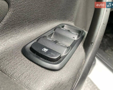 Белый Форд Фиеста, объемом двигателя 1.6 л и пробегом 66 тыс. км за 9790 $, фото 22 на Automoto.ua