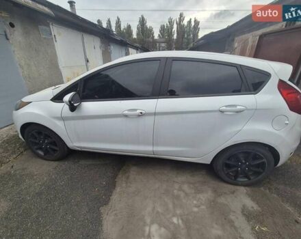 Белый Форд Фиеста, объемом двигателя 1.6 л и пробегом 48 тыс. км за 12600 $, фото 2 на Automoto.ua