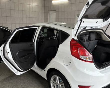 Білий Форд Фієста, об'ємом двигуна 1.6 л та пробігом 128 тис. км за 8900 $, фото 23 на Automoto.ua