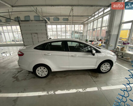 Белый Форд Фиеста, объемом двигателя 1.6 л и пробегом 152 тыс. км за 6800 $, фото 5 на Automoto.ua