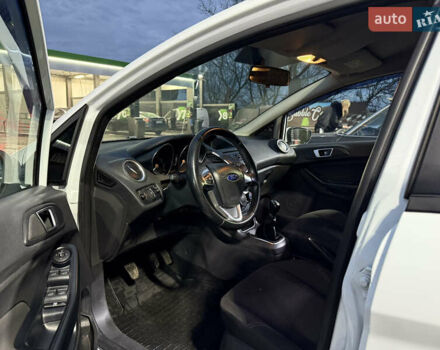 Білий Форд Фієста, об'ємом двигуна 1 л та пробігом 123 тис. км за 6100 $, фото 4 на Automoto.ua