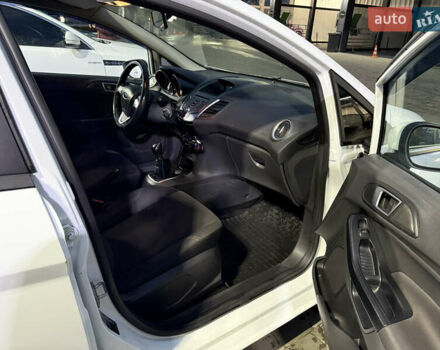 Білий Форд Фієста, об'ємом двигуна 1 л та пробігом 123 тис. км за 6100 $, фото 6 на Automoto.ua