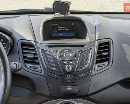 Форд Фиеста 2015 в Софіївська Борщагівка на Automoto.ua Белый Форд Фиеста, объемом двигателя 1.6 л и пробегом 162 тыс. км за 8000 $, фото 7 на Automoto.ua