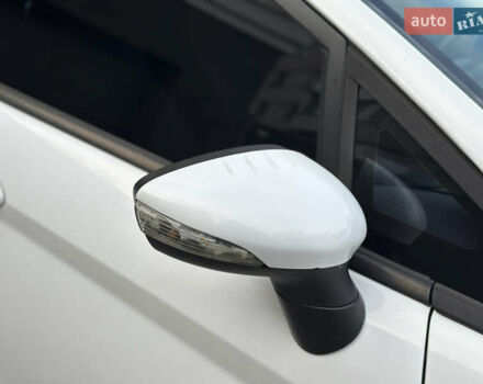 Белый Форд Фиеста, объемом двигателя 1.6 л и пробегом 177 тыс. км за 7500 $, фото 7 на Automoto.ua