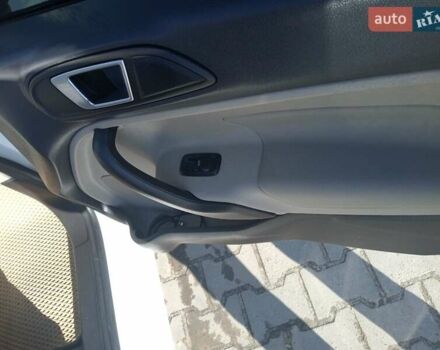 Білий Форд Фієста, об'ємом двигуна 1.6 л та пробігом 140 тис. км за 8000 $, фото 6 на Automoto.ua