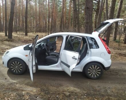Білий Форд Фієста, об'ємом двигуна 1.2 л та пробігом 210 тис. км за 4100 $, фото 2 на Automoto.ua