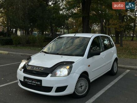 Белый Форд Фиеста, объемом двигателя 1.3 л и пробегом 214 тыс. км за 3699 $, фото 1 на Automoto.ua