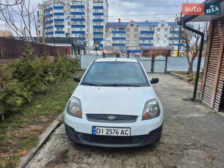 Белый Форд Фиеста, объемом двигателя 1.4 л и пробегом 275 тыс. км за 3500 $, фото 1 на Automoto.ua
