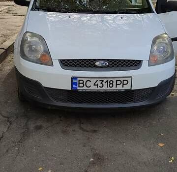 Белый Форд Фиеста, объемом двигателя 1.24 л и пробегом 174 тыс. км за 3600 $, фото 1 на Automoto.ua