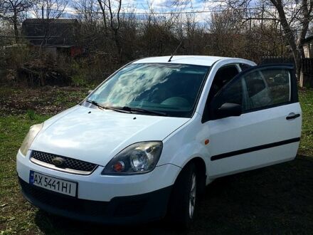 Белый Форд Фиеста, объемом двигателя 1.3 л и пробегом 265 тыс. км за 2950 $, фото 1 на Automoto.ua