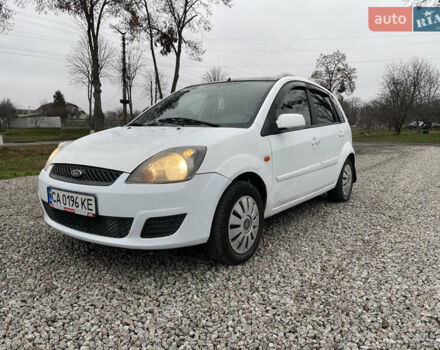 Білий Форд Фієста, об'ємом двигуна 1.24 л та пробігом 138 тис. км за 3750 $, фото 1 на Automoto.ua