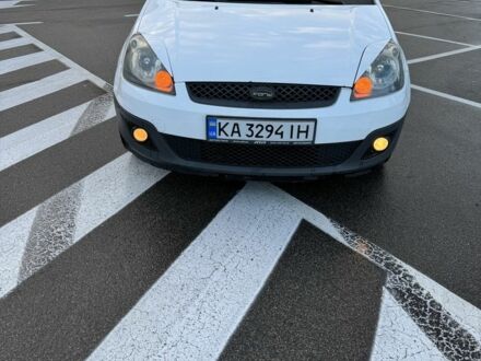 Белый Форд Фиеста, объемом двигателя 1.2 л и пробегом 275 тыс. км за 3200 $, фото 1 на Automoto.ua