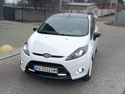 Білий Форд Фієста, об'ємом двигуна 1.4 л та пробігом 131 тис. км за 7000 $, фото 1 на Automoto.ua