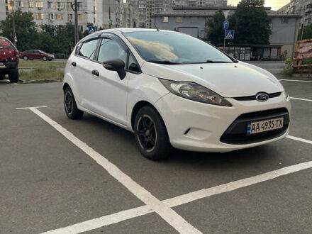 Форд Фиеста 2011 в Киеве на Automoto.ua Белый Форд Фиеста, объемом двигателя 1.2 л и пробегом 135 тыс. км за 4850 $, фото 1 на Automoto.ua