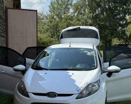 Белый Форд Фиеста, объемом двигателя 1.3 л и пробегом 150 тыс. км за 6200 $, фото 1 на Automoto.ua