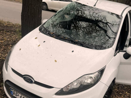 Білий Форд Фієста, об'ємом двигуна 1.2 л та пробігом 103 тис. км за 2500 $, фото 1 на Automoto.ua