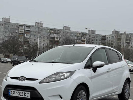 Білий Форд Фієста, об'ємом двигуна 1.39 л та пробігом 102 тис. км за 7400 $, фото 1 на Automoto.ua
