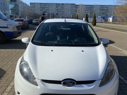 Форд Фиеста 2011 в Сумах на Automoto.ua Белый Форд Фиеста, объемом двигателя 1.25 л и пробегом 109 тыс. км за 6000 $, фото 1 на Automoto.ua