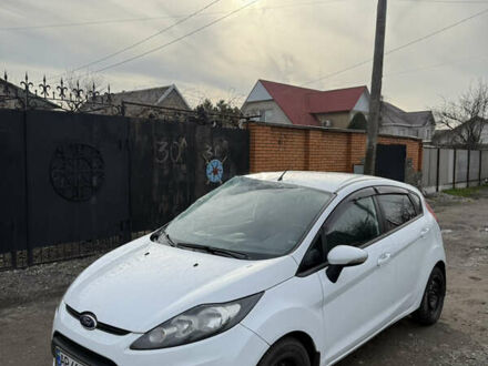 Белый Форд Фиеста, объемом двигателя 1.24 л и пробегом 103 тыс. км за 2000 $, фото 1 на Automoto.ua