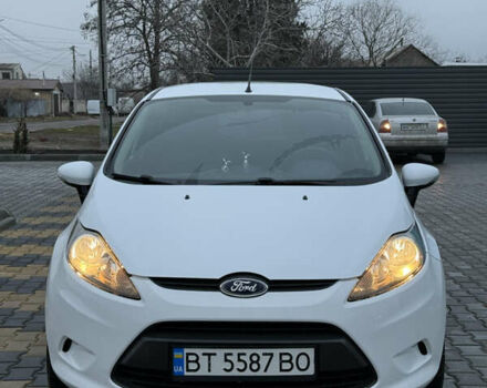 Білий Форд Фієста, об'ємом двигуна 1.39 л та пробігом 105 тис. км за 6980 $, фото 1 на Automoto.ua