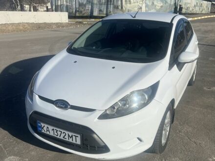 Белый Форд Фиеста, объемом двигателя 1.4 л и пробегом 105 тыс. км за 6999 $, фото 1 на Automoto.ua