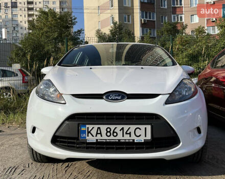 Белый Форд Фиеста, объемом двигателя 1.39 л и пробегом 124 тыс. км за 6000 $, фото 1 на Automoto.ua